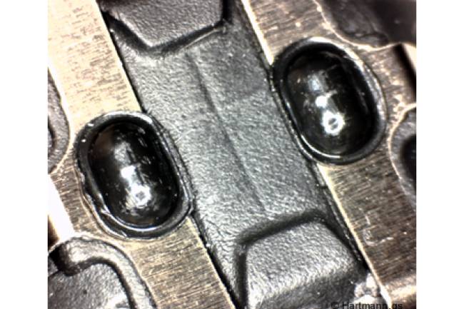 Heißverstemmen Anwendungen Blech-Stanzteil wird in seiner Position fixiert